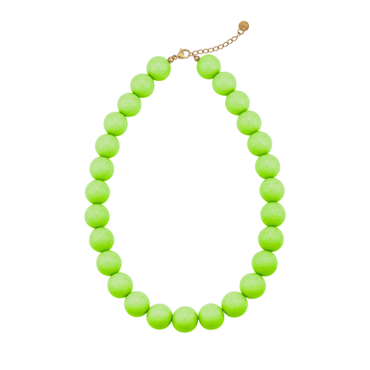 Appelgroene kralenketting met grote ronde glanzende kralen en goudkleurige sluiting op witte achtergrond