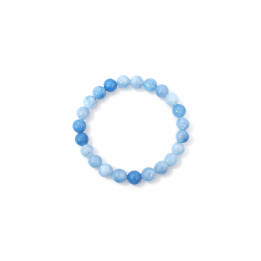 Aquamarijn edelsteen kralenarmband met ronde lichtblauwe kralen op witte achtergrond