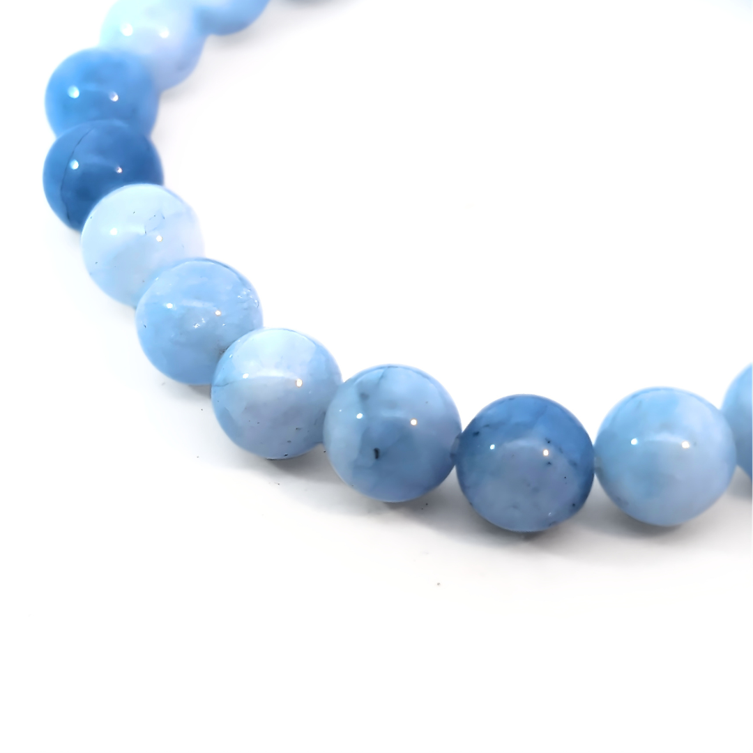 Detail van aquamarijn edelsteen kralenarmband met glad gepolijste blauwe kralen