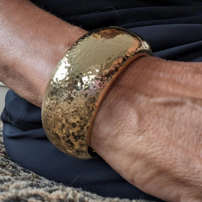 Gouden armband brede hammered bangle - Casa Jadel