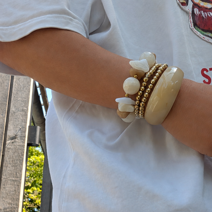 arm  met chunky kralen armband en open bange offwhite