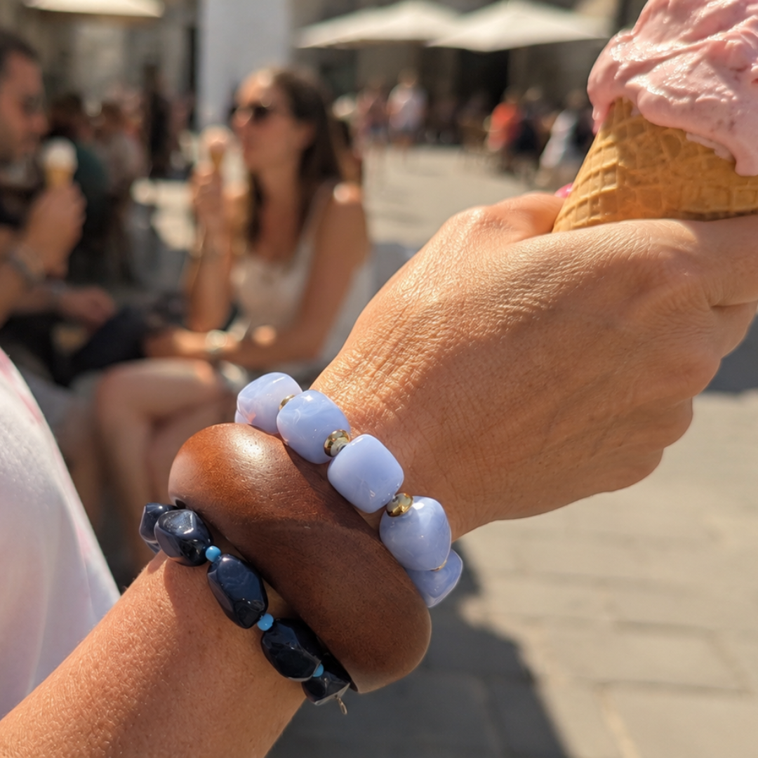 arm houten armband donkerblauwe en lichtblauwe kralen armbanden