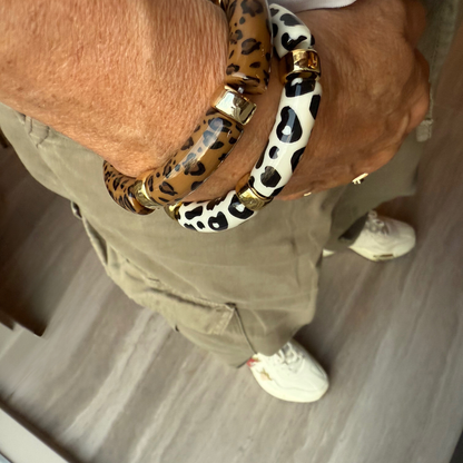 arm met bruine en witte tube tijger leopard armband