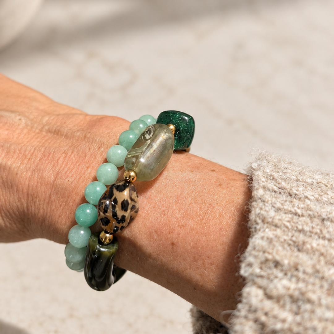 arm met groene armbanden
