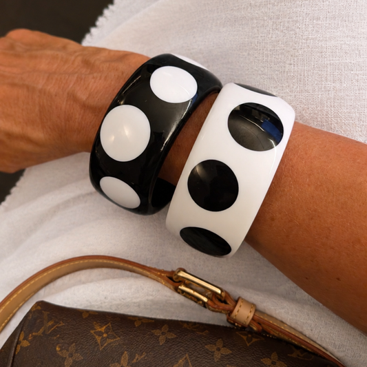 arm met zwart witte polkadot armbanden 