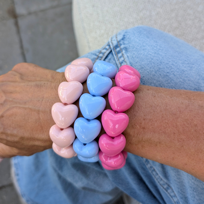 Zuurstokroze chubby hartjes kralenarmband