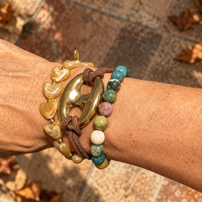 Armbanden set van drie armbanden met beige marble hartjes, gouden ovale bean en kleurrijke natuursteenachtige kralen om de pols