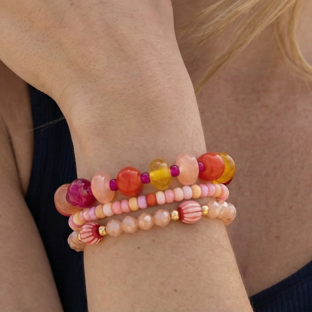 Drie kralenarmbandjes gedragen als set. 