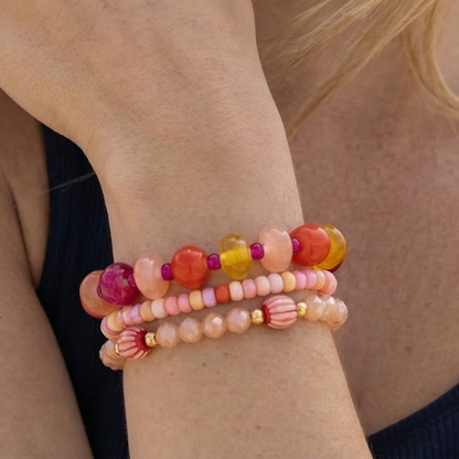 Drie kralenarmbandjes gedragen als set. 