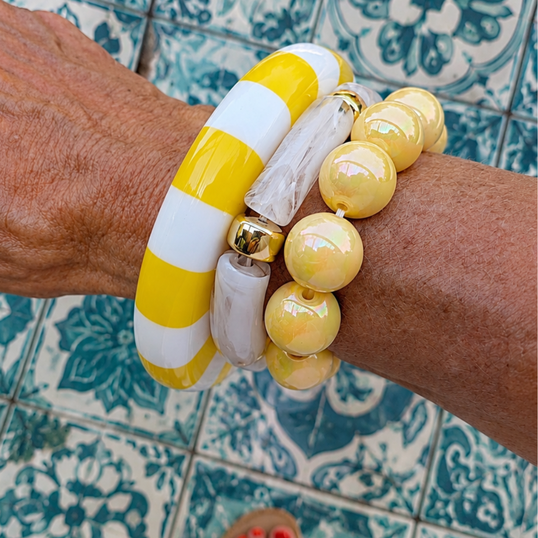 Armbandenset met geel-witte gestreepte bangle, chunky marble tube kralenarmband en gele parellook armband van Casa Jadel