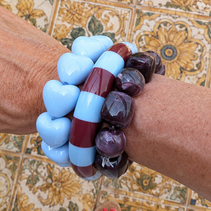 Armbandenset met lichtblauwe hartjesarmband, lichtblauw-aubergine gestreepte bangle en chunky marble kralenarmband van Casa Jadel