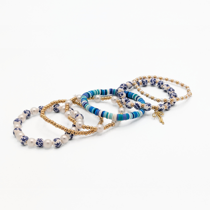 Armbandenset Lola blauw met porseleinlook kralen en strikbedel