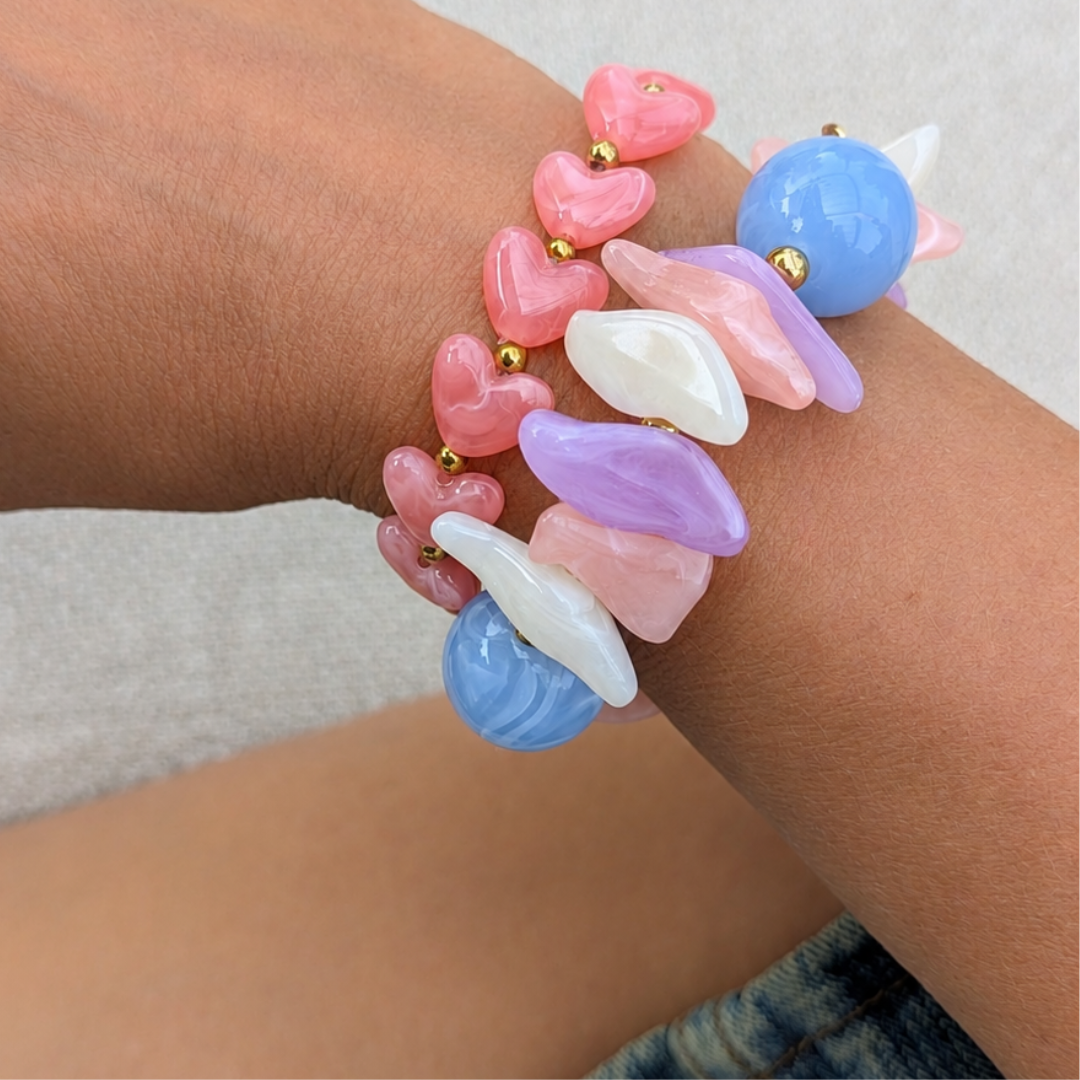 Armbandenset met roze hartjesarmband en chunky pastel kralenarmband in roze, lila, wit en lichtblauw van Casa Jadel