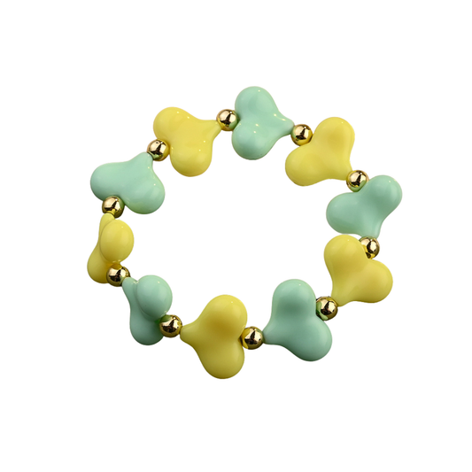 Armbandje geel groen hartjes