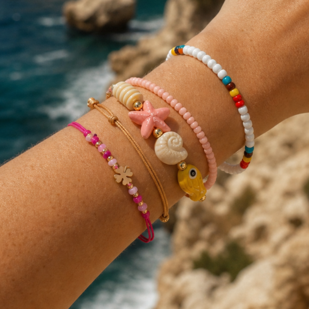 Model draagt zomerse armparty met zeedieren armbanden van Casa Jadel