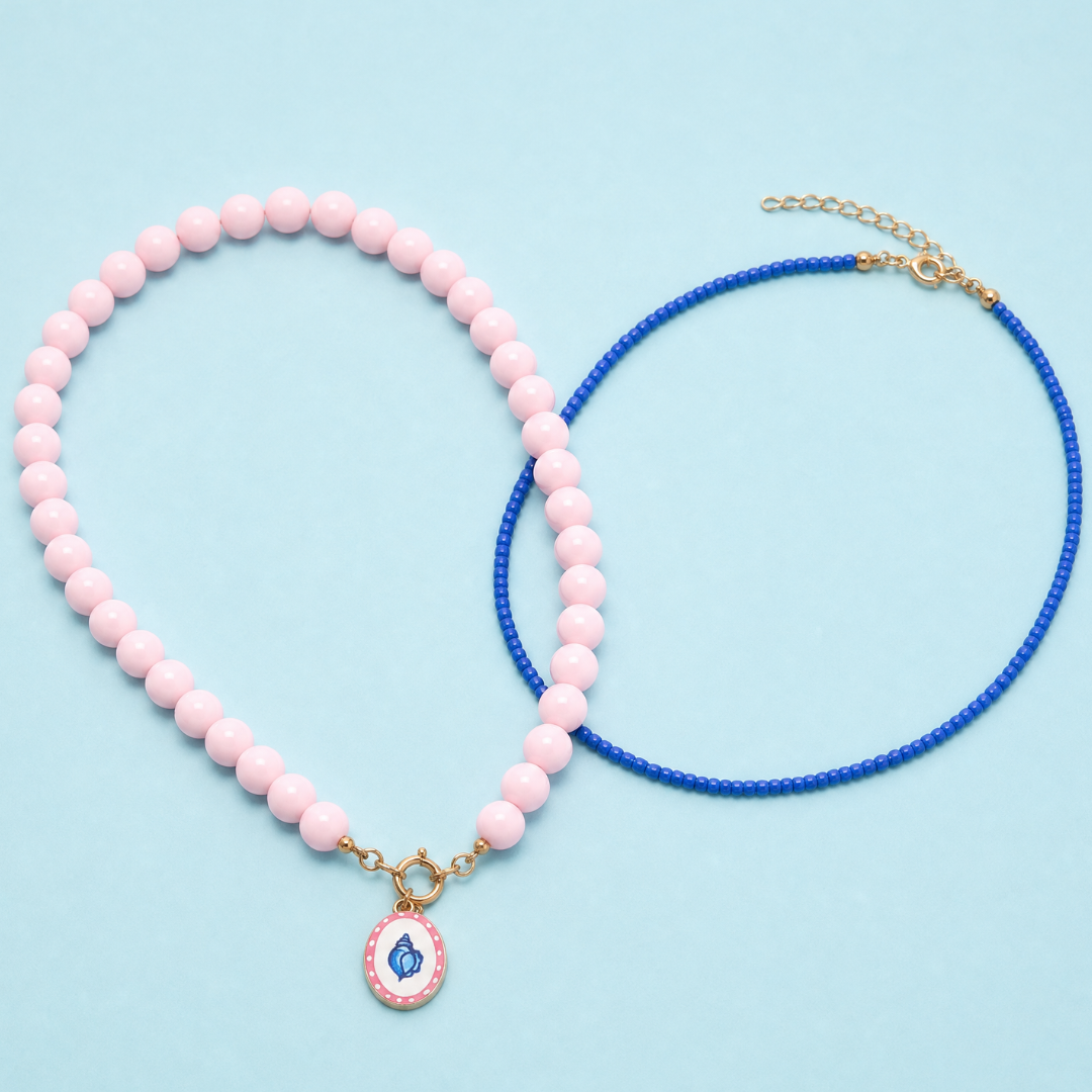 Babyroze-blauwe kralenset met twee kettingen en schelpbedel van Casa Jadel.
