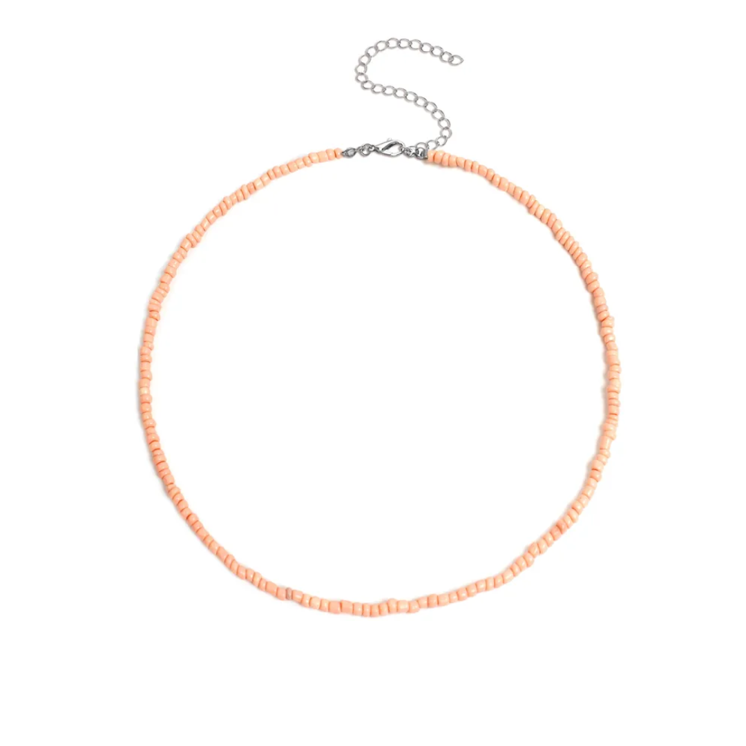 Babyroze kleine kralenketting Saar met fijne roze kraaltjes op witte achtergrond