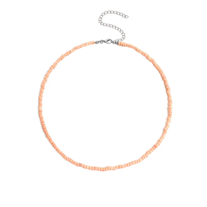Babyroze kleine kralenketting Saar met fijne roze kraaltjes op witte achtergrond