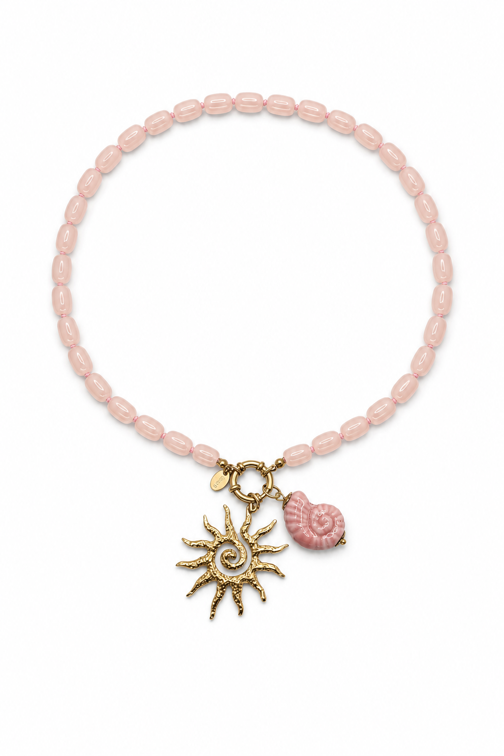 Babyroze kralenketting met langwerpige glaskralen en goudkleurig boeislot van Casa Jadel en bedels