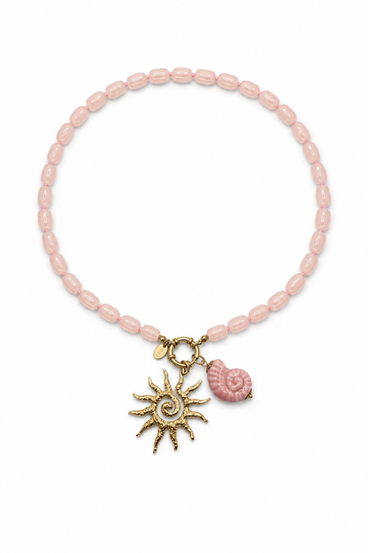 Babyroze kralenketting met langwerpige glaskralen en goudkleurig boeislot van Casa Jadel en bedels
