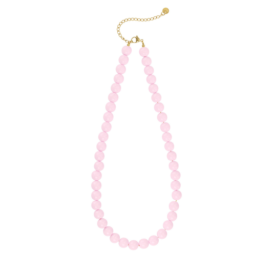 Babyroze kralenketting met ronde glanzende kralen en goudkleurige sluiting op witte achtergrond