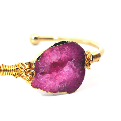 Detail van roze agaat edelsteen in gouden bangle