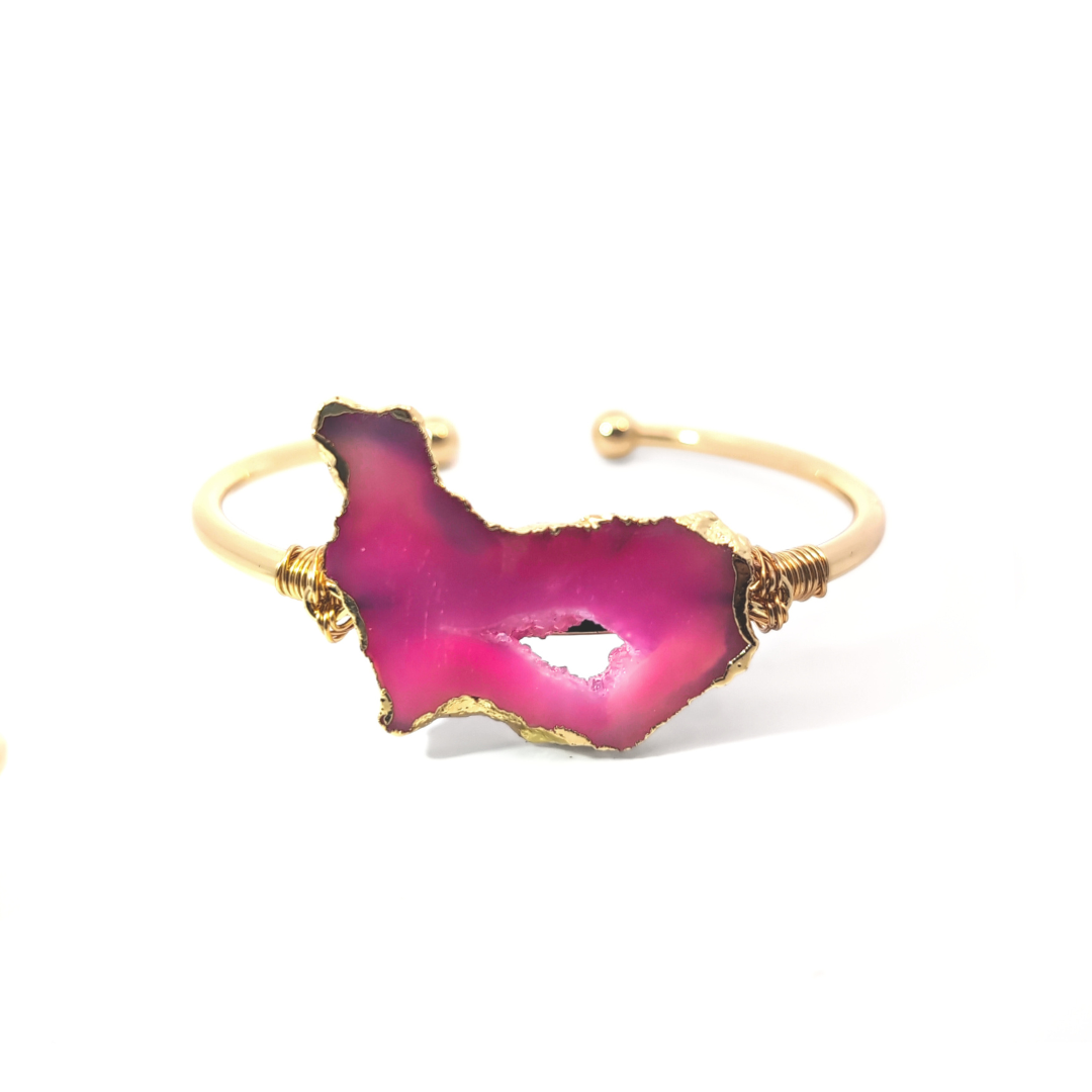 Unieke roze agaat natuursteen in gouden bangle