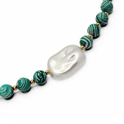 Detail van groene kralen met marmer en planeten effect in unieke kralenketting