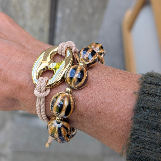 Beige en bruine statement armbanden set met gouden bean en chunky kralen