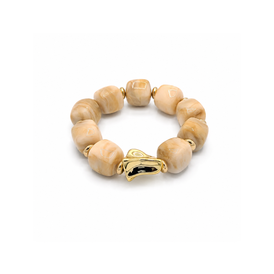 Beige chunky kralenarmband met grote marble kralen en een ronde goudkleurige kraal.
