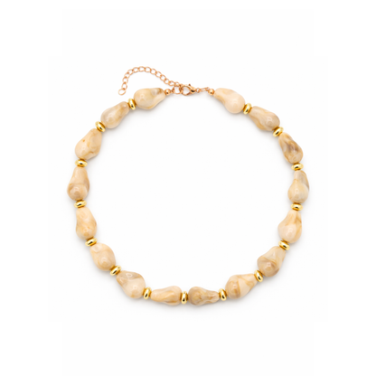 Beige chunky kralenketting met marmerlook en goudkleurige details.