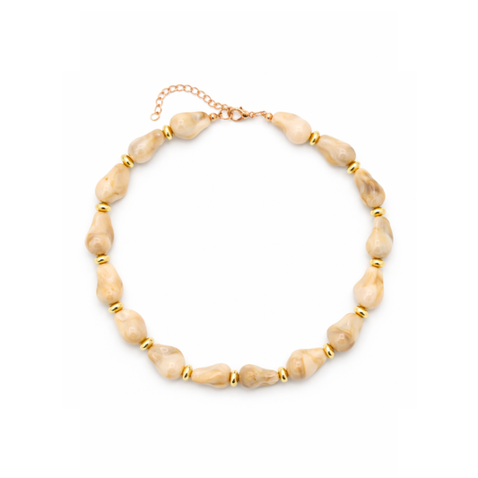Beige chunky kralenketting met marmerlook en goudkleurige details.