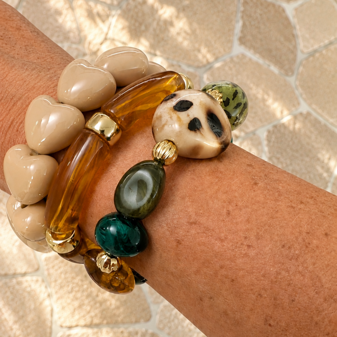 Beige, groene en amber mixed kralenarmband met leopard details en goudkleurige accenten van Casa Jadel.