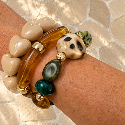 Beige, groene en amber mixed kralenarmband met leopard details en goudkleurige accenten van Casa Jadel.