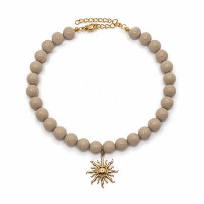 Naturel grote kralenketting met statement zon bedel