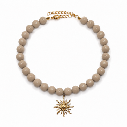 Beige grote kralenketting met gouden zon bedel van Casa Jadel