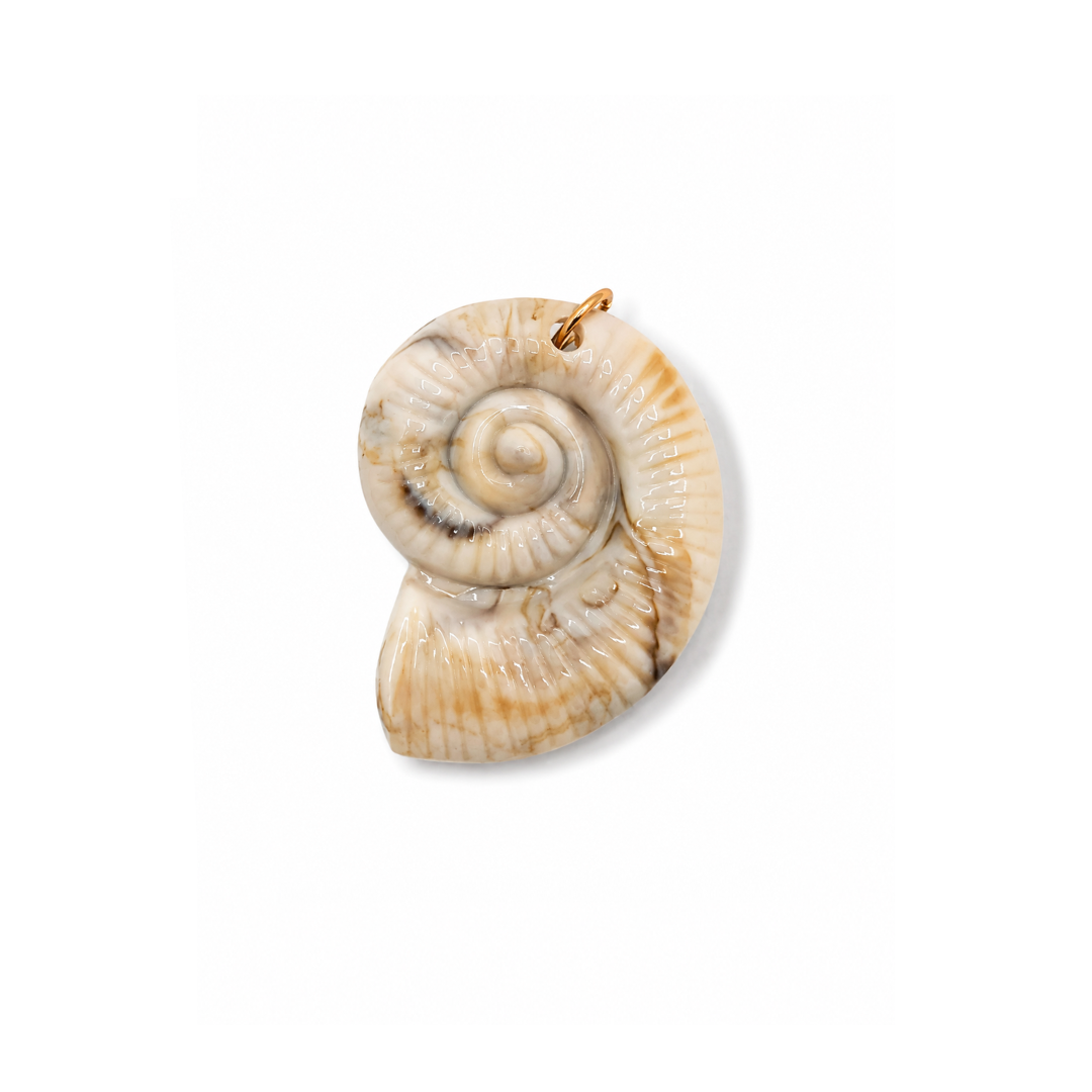 Beige marble oversized schelp bedel met spiraalvormig design.