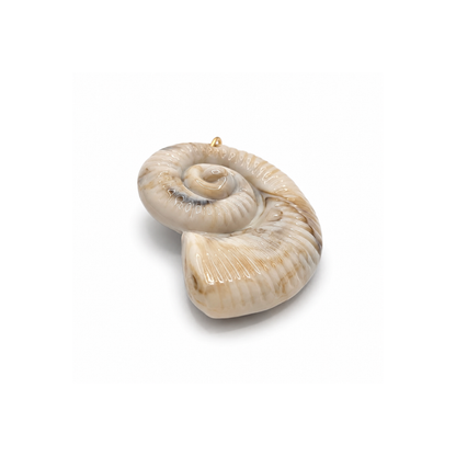 Zijaanzicht van beige marble oversized schelp bedel met spiraalvormig design.