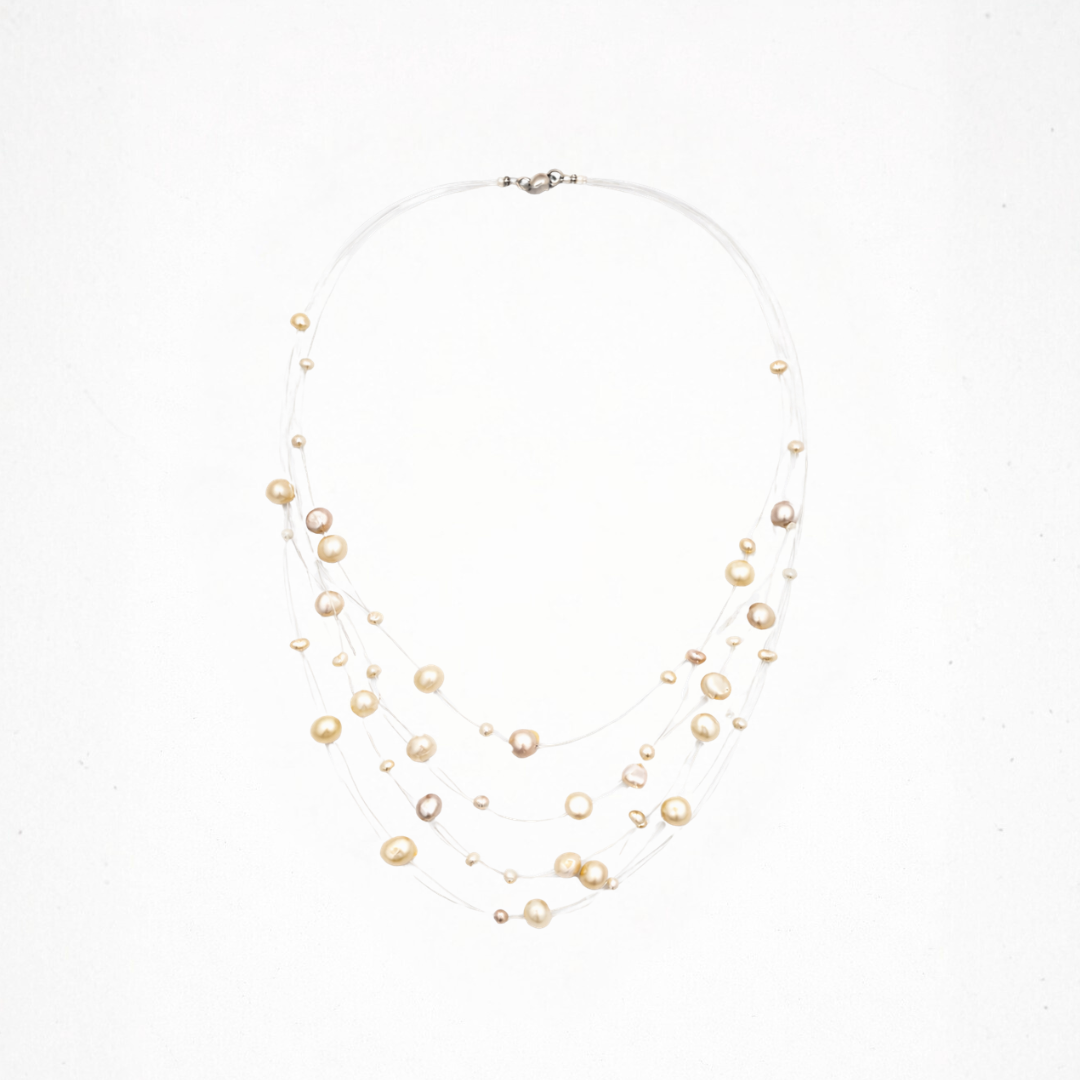 Beige parelketting met transparante draad en floating effect, minimalistische ketting met zwevende kralen