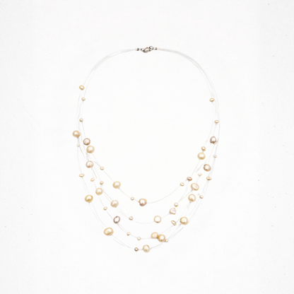 Beige parelketting met transparante draad en floating effect, minimalistische ketting met zwevende kralen