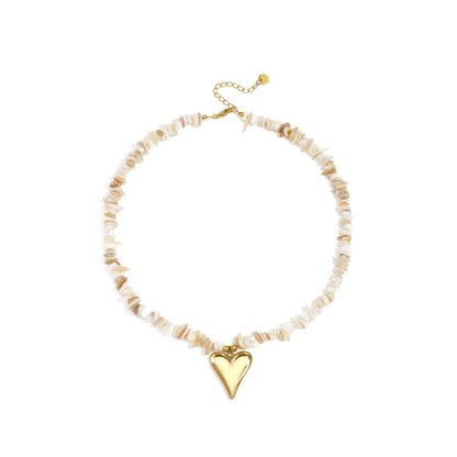 Beige schelpenketting met gouden hart hanger en natuurlijke schelpchips