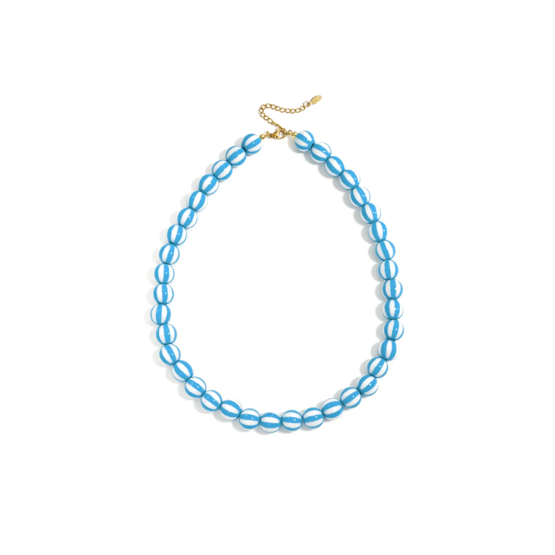 Blauw wit gestreepte kralenketting met gouden sluiting