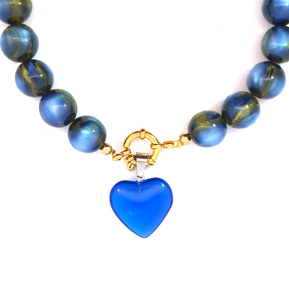 Blauwe hart hanger gedragen aan kralenketting, frisse Jadel sieradenlook