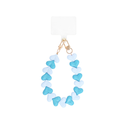Combineer dit blauwe hartjes telefoonkoord met wit, denim of beige voor een frisse look. Ook prachtig bij zandtinten of als koel contrast bij warme kleuren. Match met goudkleurige sieraden of een blauwe kralenketting voor een mooie samenhang.