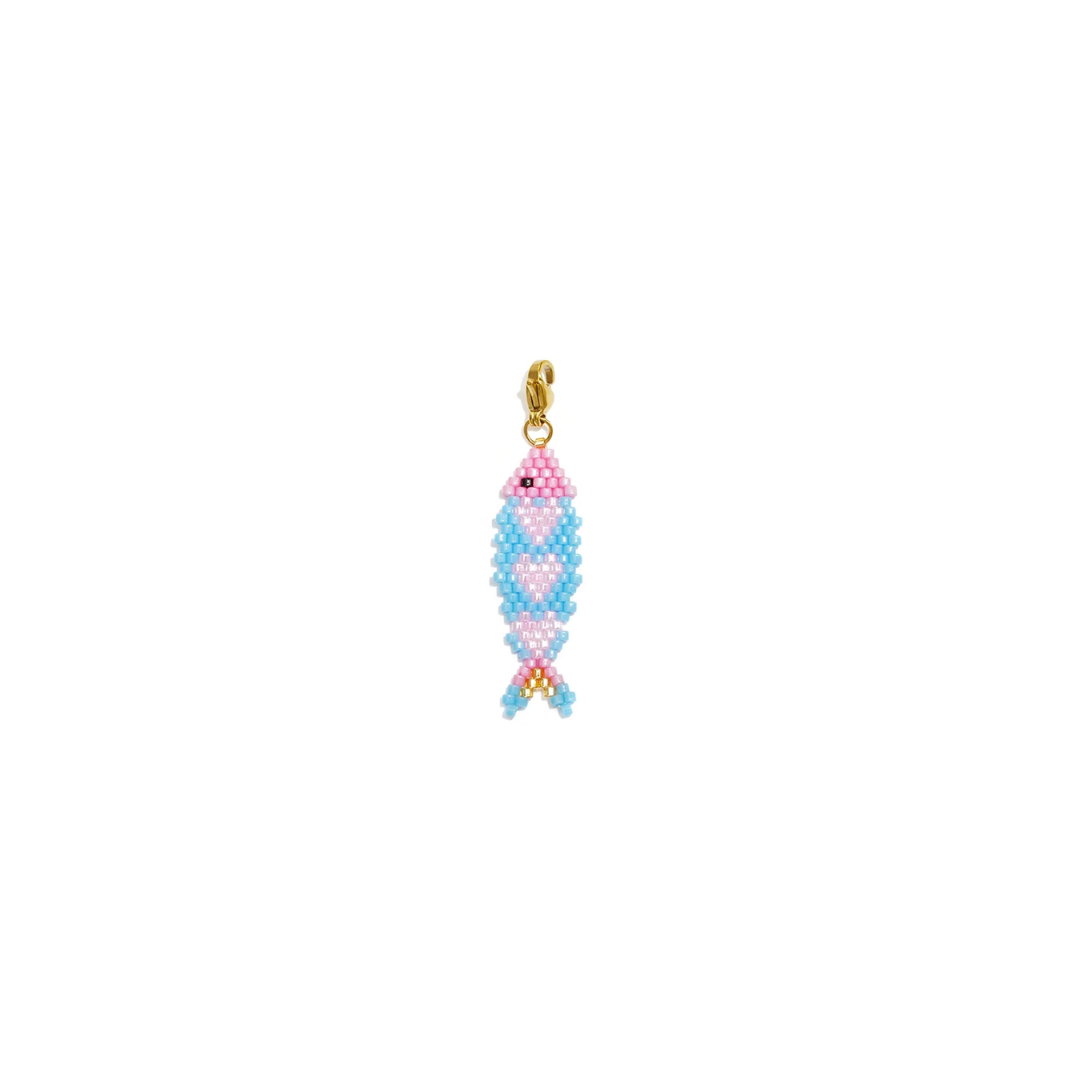Handgemaakte blauw-roze kralen vis bedel met goudkleurige karabijnsluiting van Casa Jadel.