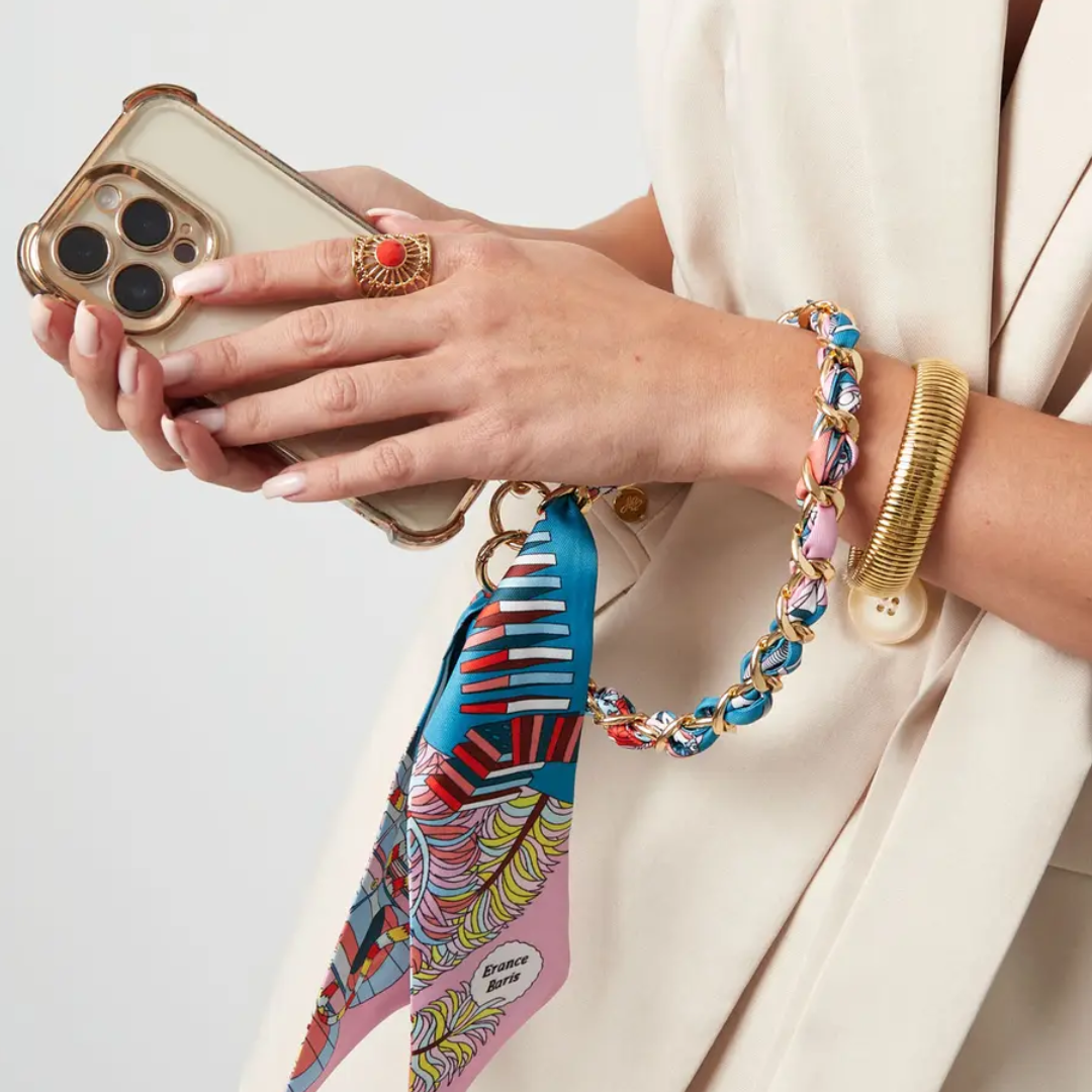 model met Blauw sjaal telefoonkoord met gevlochten koord, goudkleurige details en luxe satijnen sjaal van Casa Jadel.
