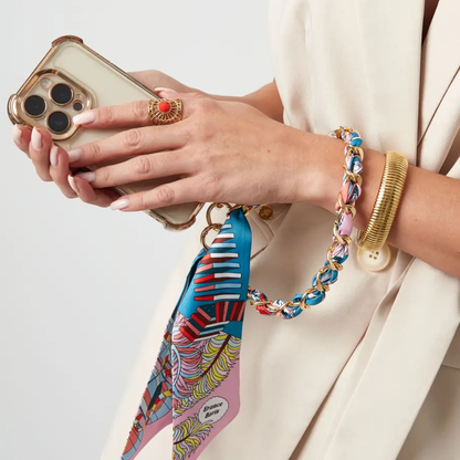 model met Blauw sjaal telefoonkoord met gevlochten koord, goudkleurige details en luxe satijnen sjaal van Casa Jadel.