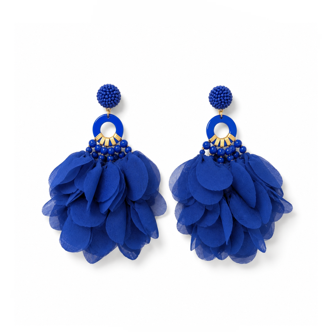 Blauwe bohemian statement oorbellen met kralen, gouden details en grote stoffen bloemen