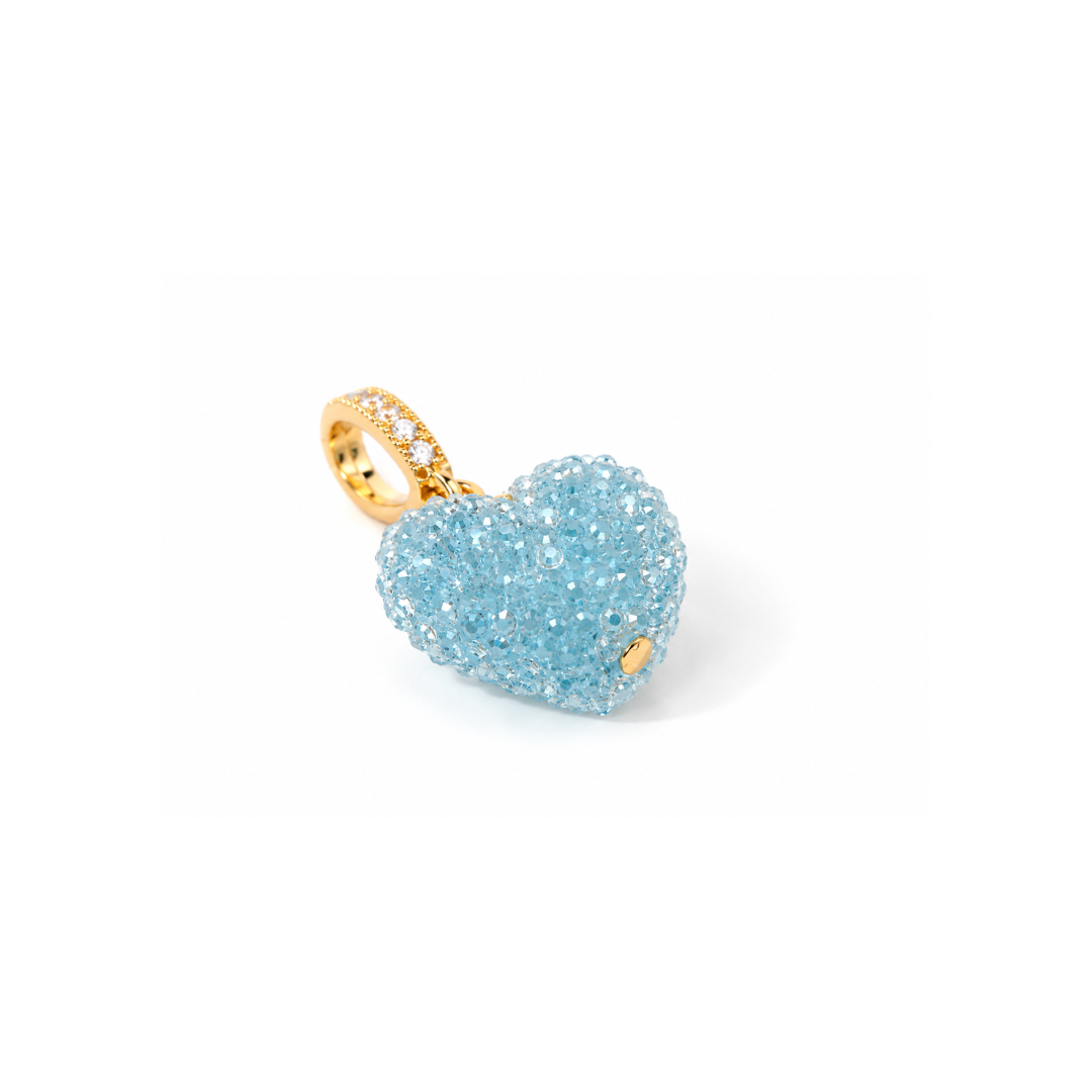 Blauwe Candy Heart bedel met lichtblauw sparkling hartje en goudkleurige details liggend