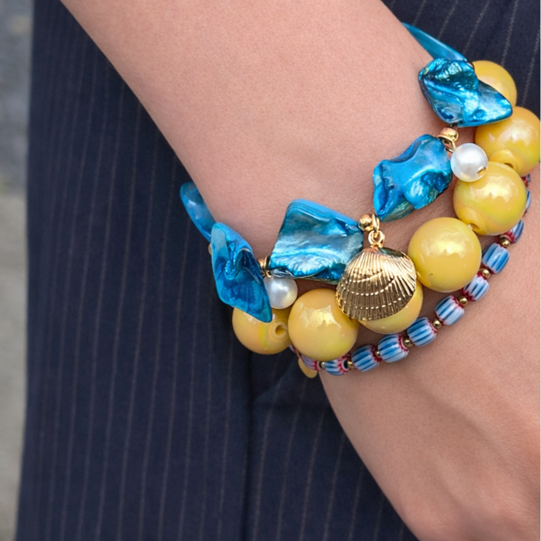 blauwe en gele kralen armbanden set met gouden schelp bedel om pols